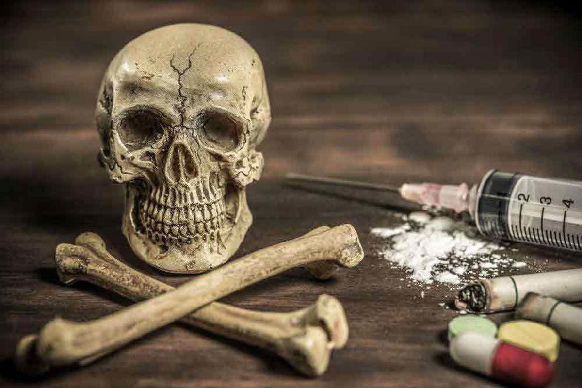 تحصیل با طعم الکل، با دود مواد مخدر