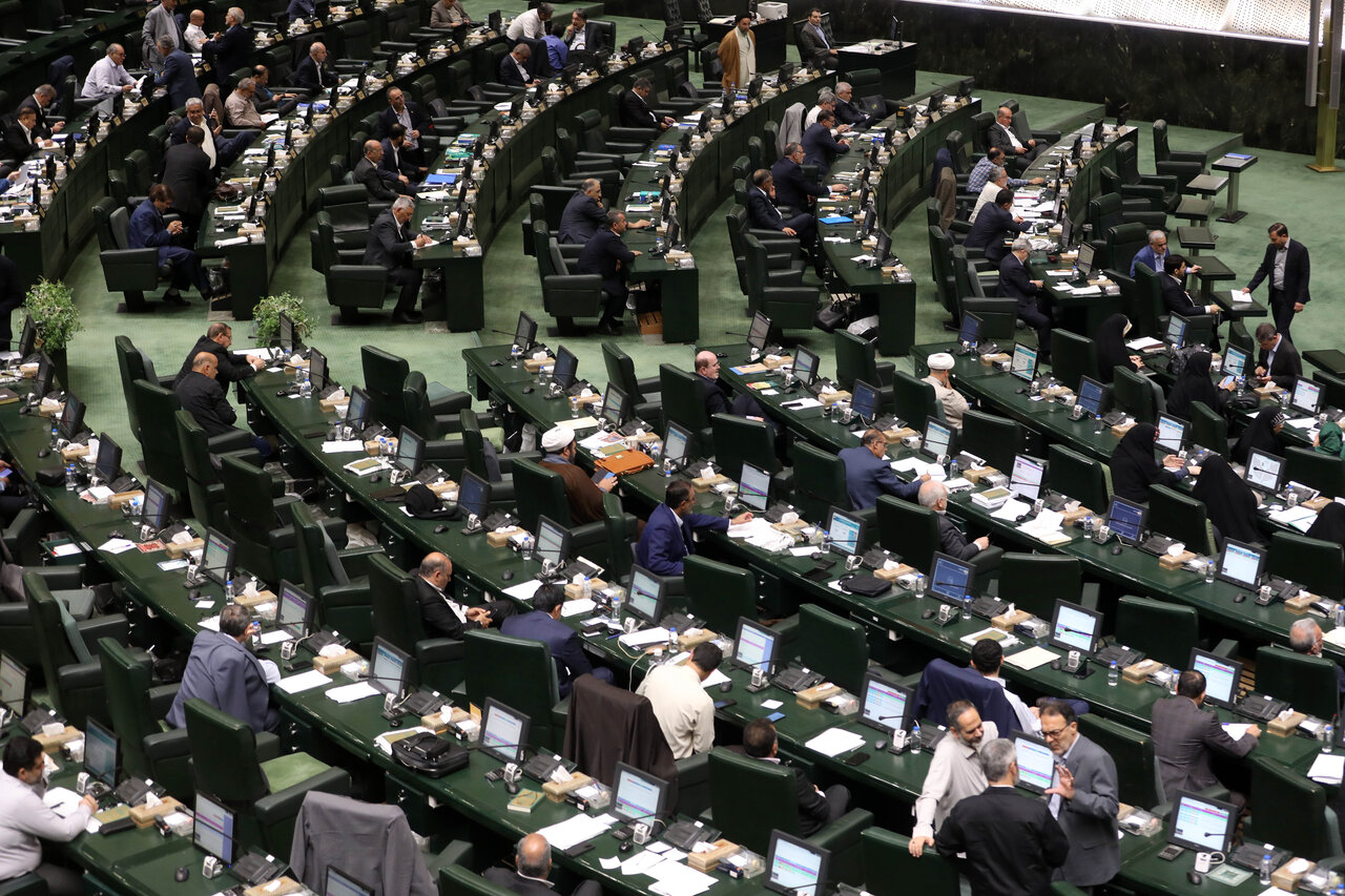 با تعیین نرخ رجیستری تلفن همراه در لایحه بودجه موافقت شد